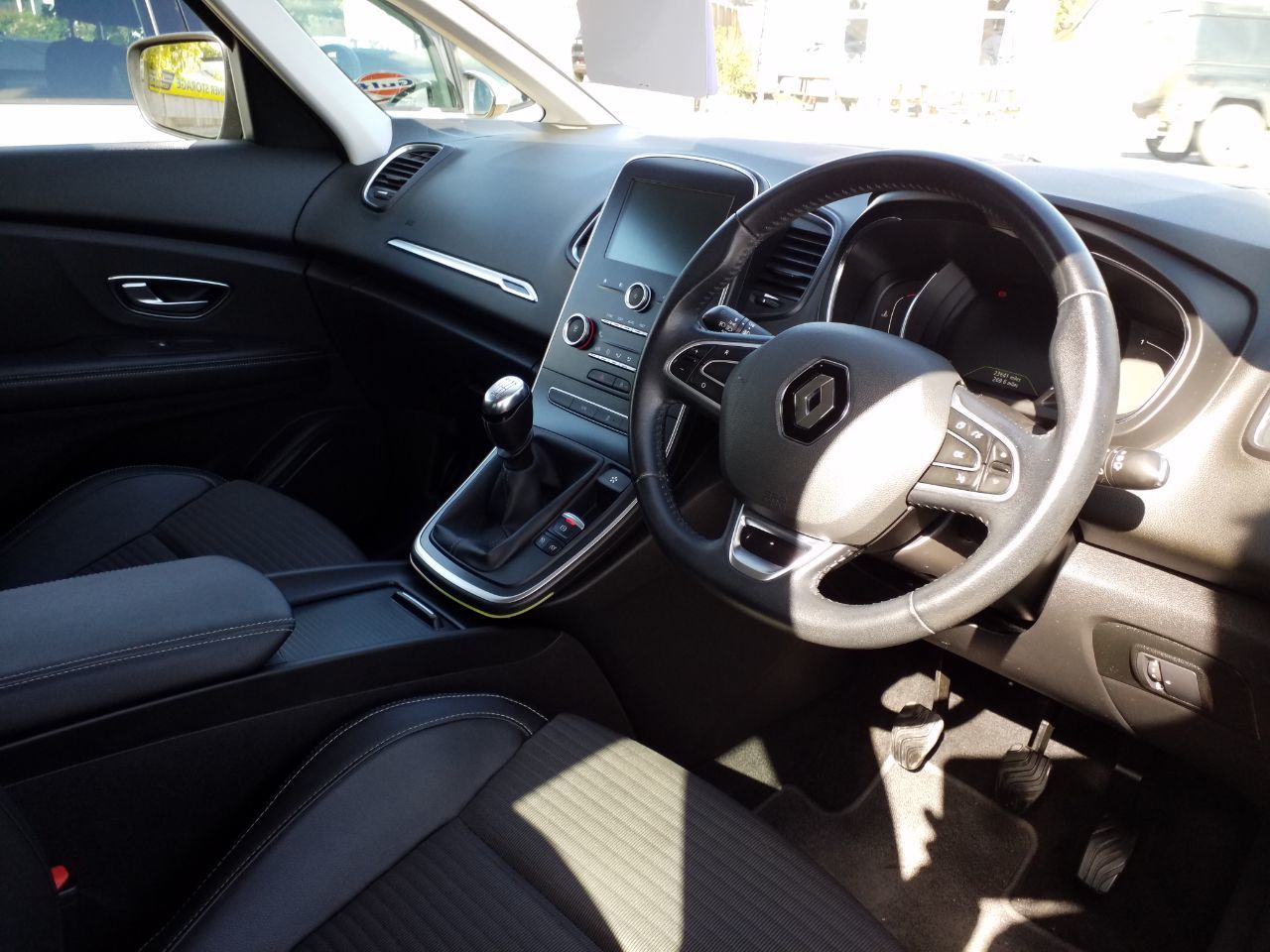 2017 Renault Scenic thumbnail 9